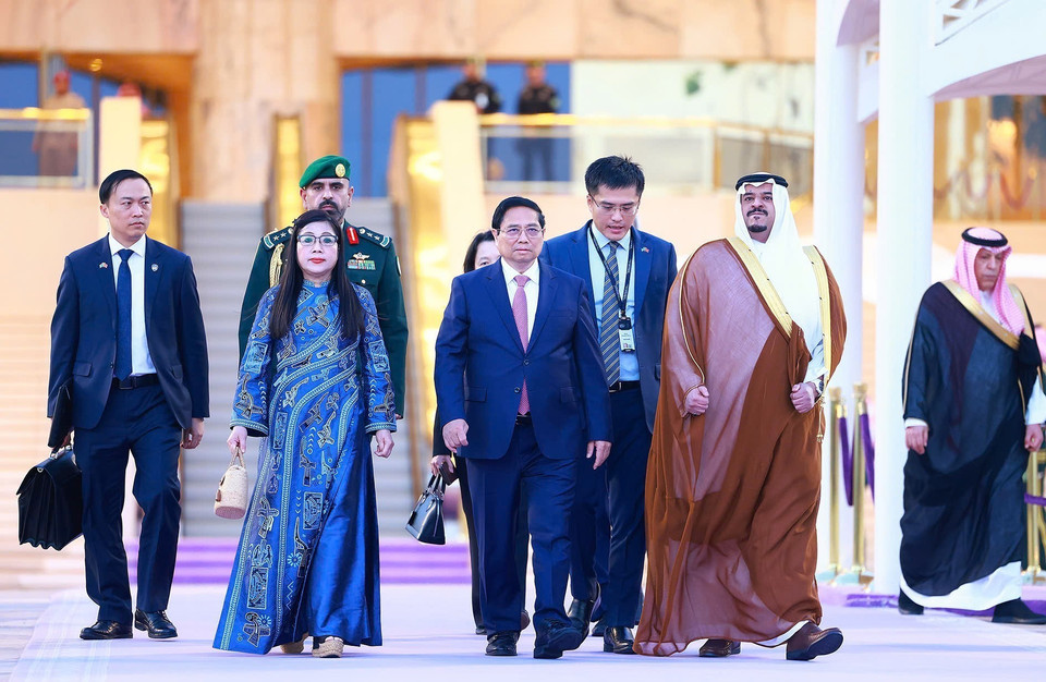 Thủ tướng Phạm Minh Chính và Phu nhân tại Sân bay quốc tế King Khalid, thủ đô Riyadh. (Ảnh: Dương Giang/TTXVN)