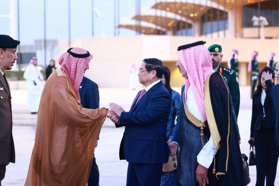 Các quan chức Saudi Arabia tiễn Thủ tướng Phạm Minh Chính tại Sân bay quốc tế King Khalid, thủ đô Riyadh. (Ảnh: Dương Giang/TTXVN)
