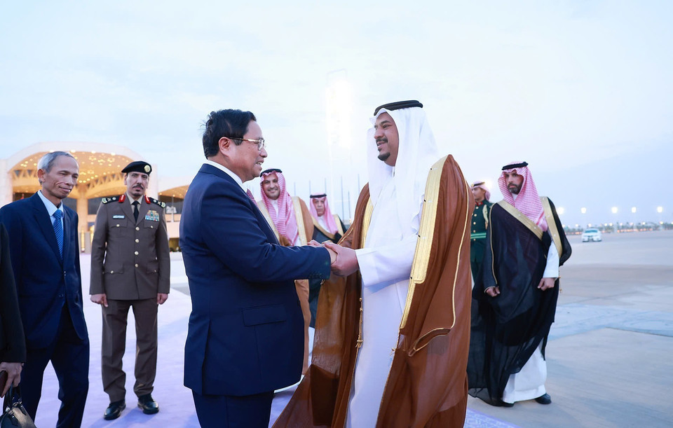 Các quan chức Saudi Arabia tiễn Thủ tướng Phạm Minh Chính tại Sân bay quốc tế King Khalid, thủ đô Riyadh. (Ảnh: Dương Giang/TTXVN)