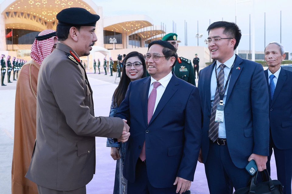 Các quan chức Saudi Arabia tiễn Thủ tướng Phạm Minh Chính tại Sân bay quốc tế King Khalid, thủ đô Riyadh. (Ảnh: Dương Giang/TTXVN)