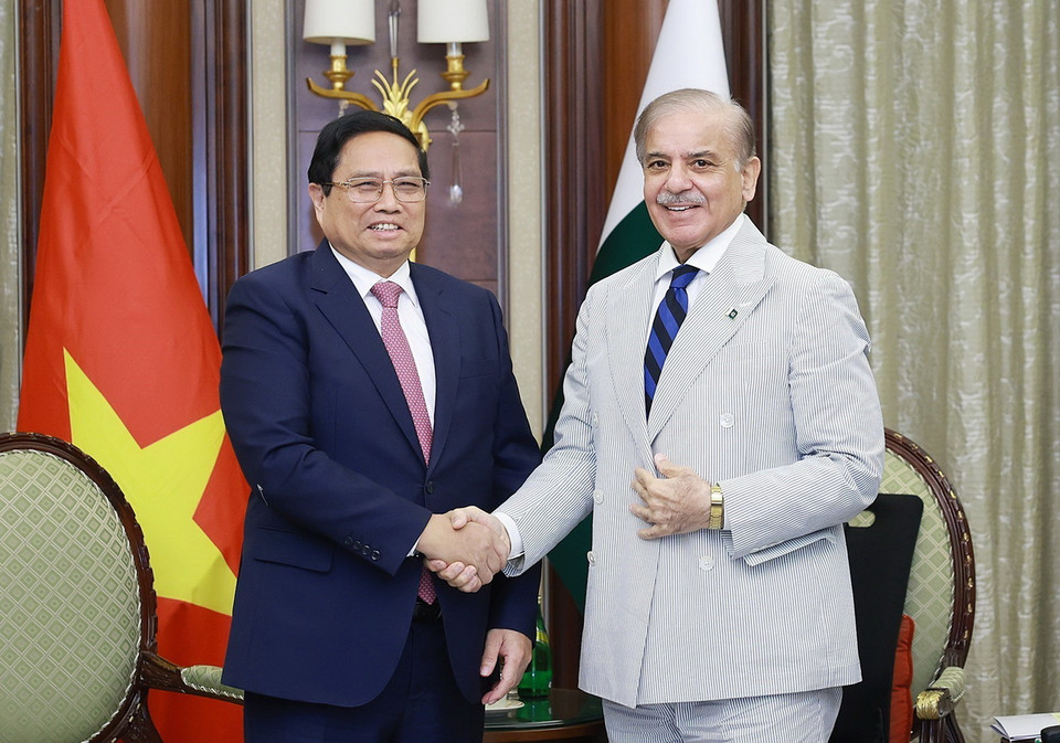 Thủ tướng Phạm Minh Chính gặp Thủ tướng Pakistan Shehbaz Sharif. (Ảnh: Dương Giang/TTXVN)