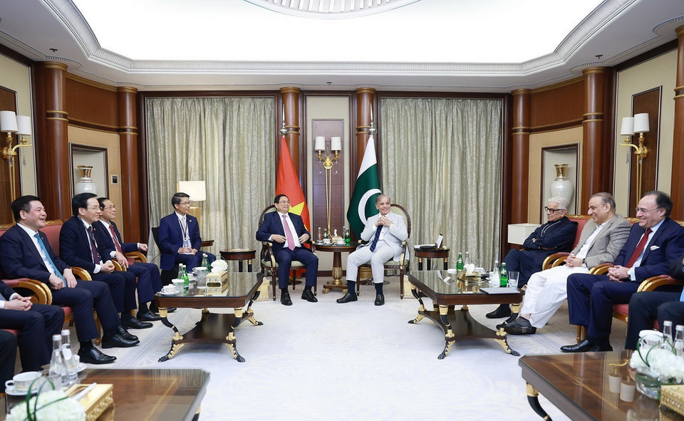 Thủ tướng Phạm Minh Chính gặp Thủ tướng Pakistan Shehbaz Sharif. (Ảnh: Dương Giang/TTXVN)