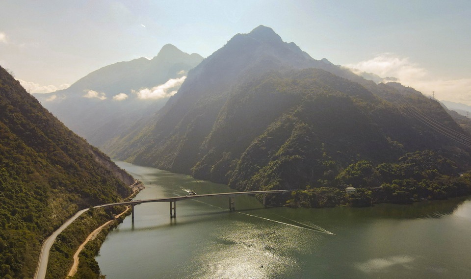 Quang cảnh sông Đà như một bức tranh thủy mặc. (Ảnh: Trung Kiên/TTXVN)