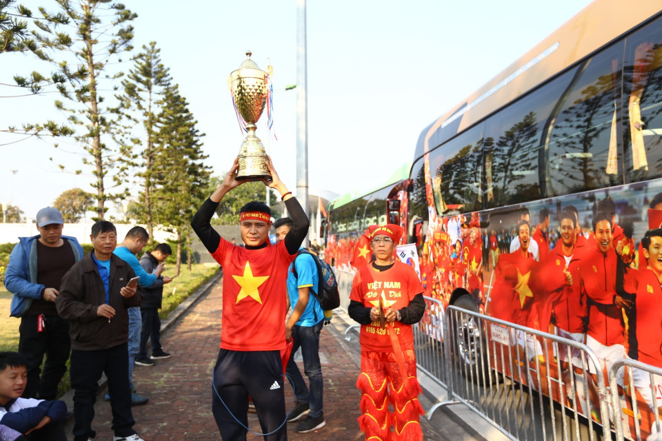 Người hâm mộ chờ đón đội tuyển nam, nữ bên ngoài sân bay. (Ảnh: Minh Quyết/TTXVN)