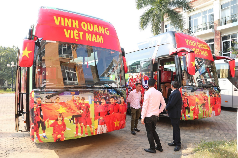 Hai chiếc xe buýt đón Đội tuyển bóng đá nam và nữ Việt Nam đã sẵn sàng. (Ảnh: Thành Đạt/TTXVN)