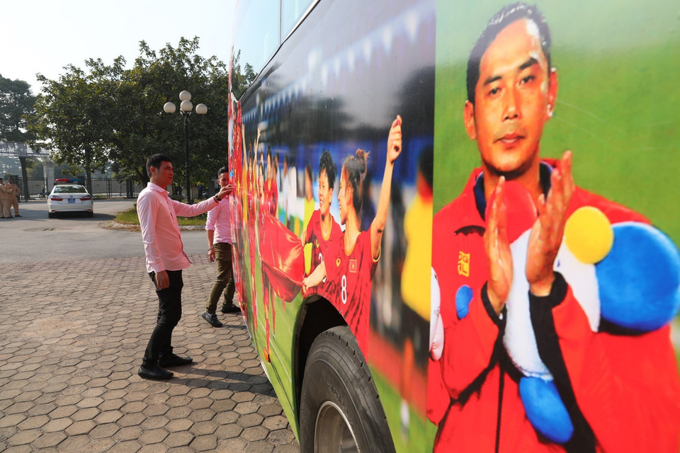 Hình ảnh các cầu thủ được trang trí trên toàn thân xe. (Ảnh: Thành Đạt/TTXVN)