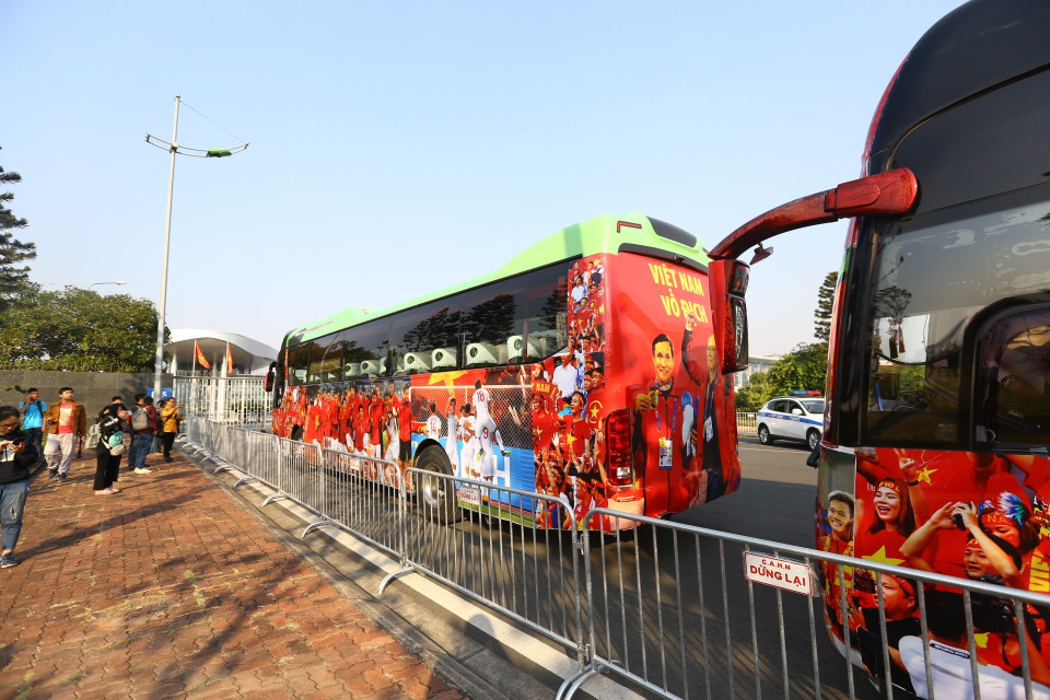 Đoàn xe đón đã có mặt tại Sân bay quốc tế Nội Bài. (Ảnh: Minh Quyết/TTXVN)