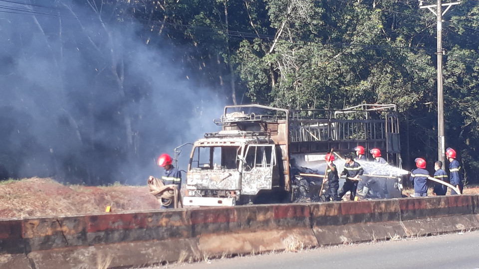 Xe tải biển kiểm soát 61C-256.22 chở bìa cáttông lưu thông trên đường ĐT.741 hướng từ thị xã Phước Long (Bình Phước) đi Thành phố Hồ Chí Minh, đến đoạn thôn Phước Hòa, xã Bình Tân, huyện Phú Riềng bất ngờ bốc cháy. (Ảnh: K GỬIH/TTXVN)