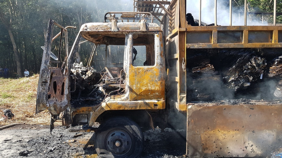 Chiếc xe tải và toàn bộ hàng hóa bị lửa thiêu rụi hoàn toàn. (Ảnh: Đậu Tất Thành/TTXVN)