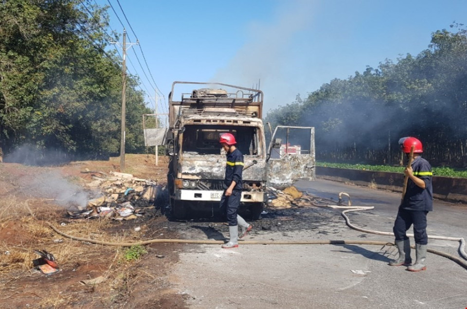 Chiếc xe tải và toàn bộ hàng hóa bị lửa thiêu rụi hoàn toàn. (Ảnh: Đậu Tất Thành/TTXVN)