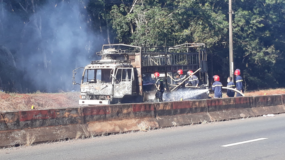 Chiếc xe tải và toàn bộ hàng hóa bị lửa thiêu rụi hoàn toàn. (Ảnh: Đậu Tất Thành/TTXVN)