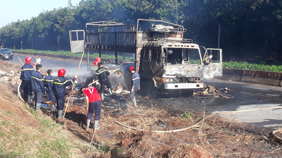 Chiếc xe tải và toàn bộ hàng hóa bị lửa thiêu rụi hoàn toàn. (Ảnh: K GỬIH/TTXVN)