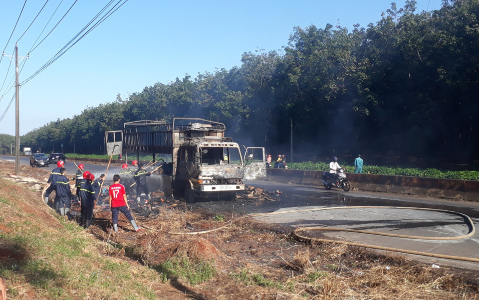 Chiếc xe tải và toàn bộ hàng hóa bị lửa thiêu rụi hoàn toàn. (Ảnh: K GỬIH/TTXVN)