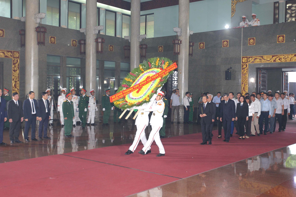 Đoàn Quốc hội do Phó Chủ tịch Quốc hội Đỗ Bá Tỵ đến viếng đồng chí Trần Quốc Hương. (Ảnh: Thanh Vũ/TTXVN)