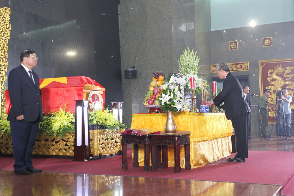 Ủy viên Bộ Chính trị, Thường trực Ban Bí thư Trần Quốc Vượng dâng hương tại lễ viếng đồng chí Trần Quốc Hương. (Ảnh: Thanh Vũ/TTXVN)