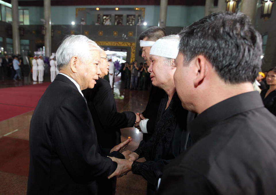 Nguyên Chủ tịch nước Nguyễn Minh Triết đến viếng và chia buồn với gia quyến đồng chí Trần Quốc Hương. (Ảnh: Thanh Vũ/TTXVN)