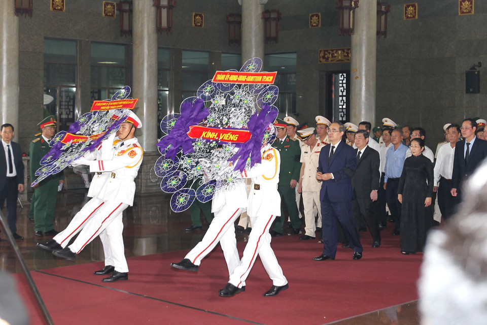 Đoàn Thành ủy, HĐND, UBND, Ủy ban MTTQ Việt Nam Thành phố Hồ Chí Minh do Bí thư Thành ủy Nguyễn Thiện Nhân làm trưởng đoàn đến viếng đồng chí Trần Quốc Hương. (Ảnh: Thanh Vũ/TTXVN)