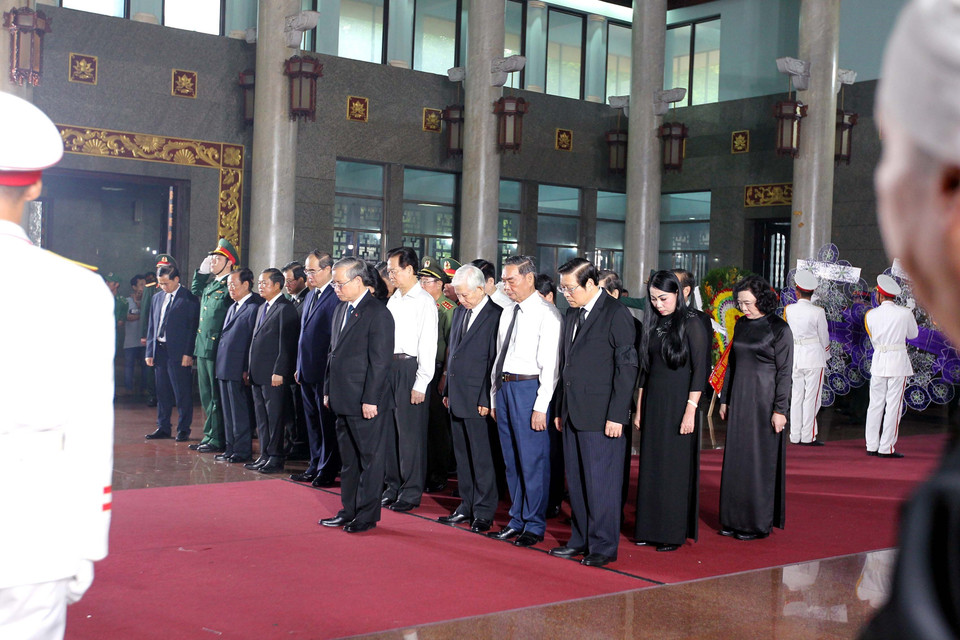  Đoàn Ban Chấp hành Trung ương Đảng do Ủy viên Bộ Chính trị, Thường trực Ban Bí thư Trần Quốc Vượng làm trưởng đoàn đến viếng đồng chí Trần Quốc Hương. (Ảnh: Thanh Vũ/TTXVN)