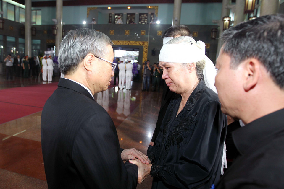 Ủy viên Bộ Chính trị, Thường trực Ban Bí thư Trần Quốc Vượng chia buồn cùng gia quyến đồng chí Trần Quốc Hương. (Ảnh: Thanh Vũ/TTXVN)