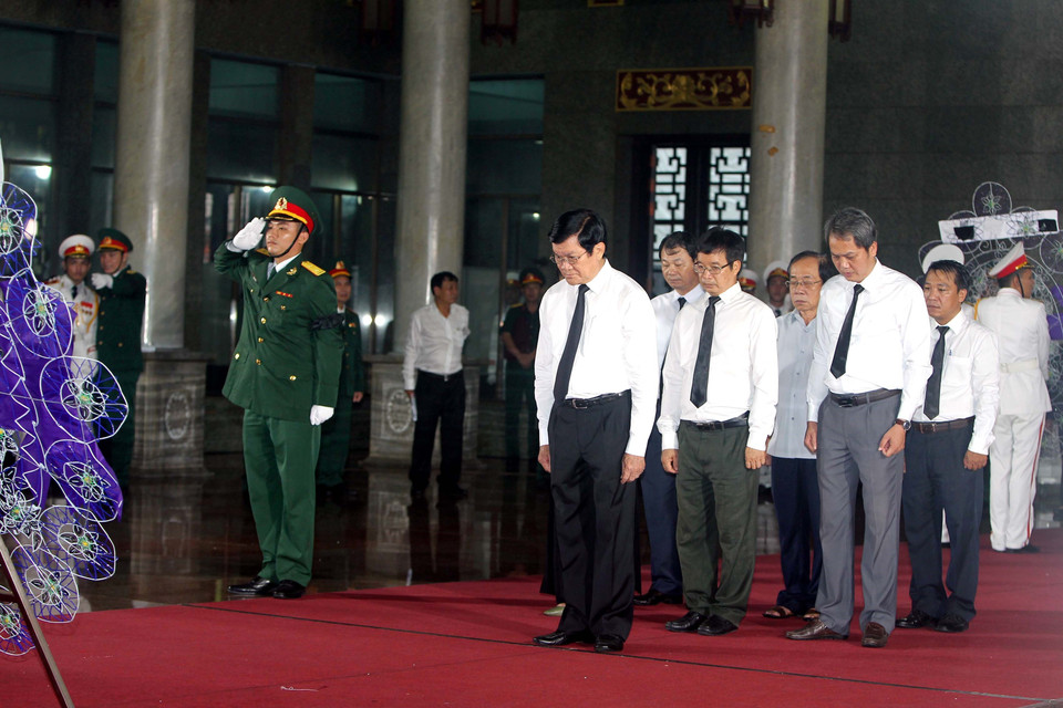 Nguyên Chủ tịch nước Trương Tấn Sang đến viếng đồng chí Trần Quốc Hương. (Ảnh: Thanh Vũ/TTXVN)