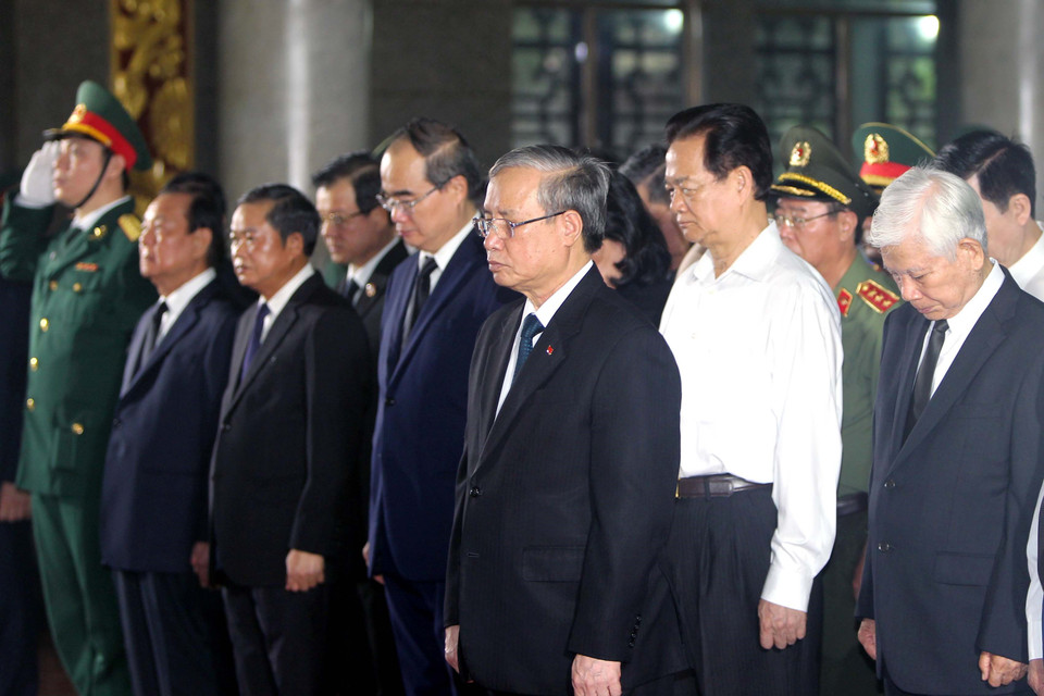 Đoàn Ban Chấp hành Trung ương Đảng do Ủy viên Bộ Chính trị, Thường trực Ban Bí thư Trần Quốc Vượng làm trưởng đoàn đến viếng đồng chí Trần Quốc Hương. (Ảnh: Thanh Vũ/TTXVN)