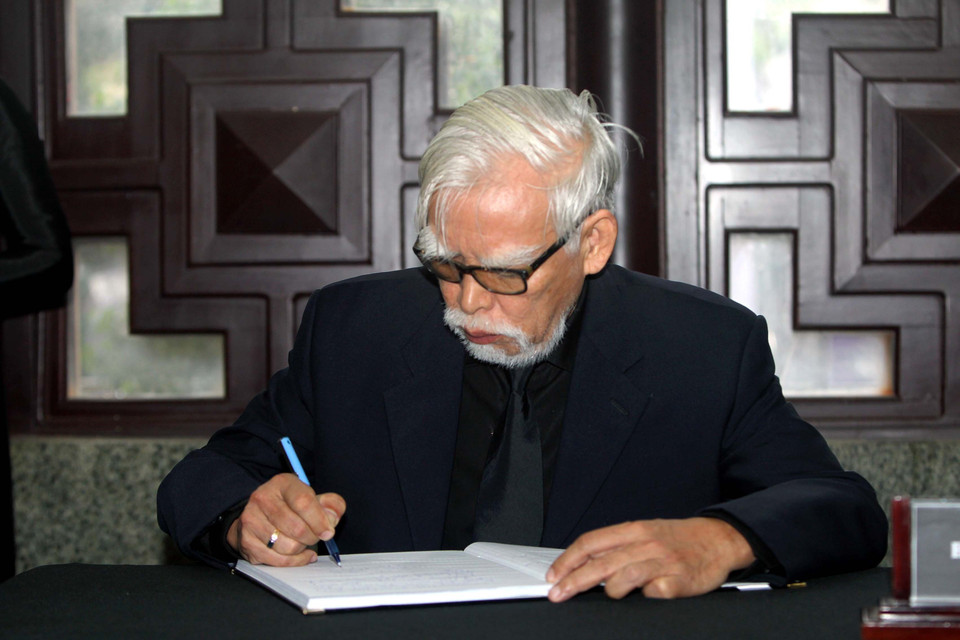  Đông đảo bạn bè quốc tế đến viếng và ghi sổ tang tưởng niệm đồng chí Trần Quốc Hương. (Ảnh: Thanh Vũ/TTXVN)