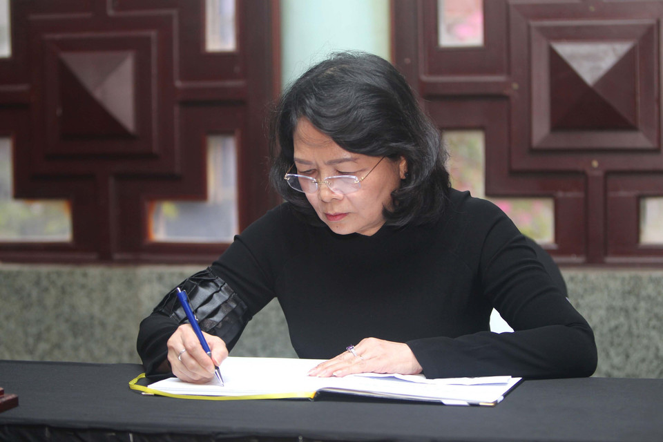 Phó Chủ tịch nước Đặng Thị Ngọc Thịnh ghi sổ tang tại lễ viếng đồng chí Trần Quốc Hương. (Ảnh: Thanh Vũ/TTXVN)