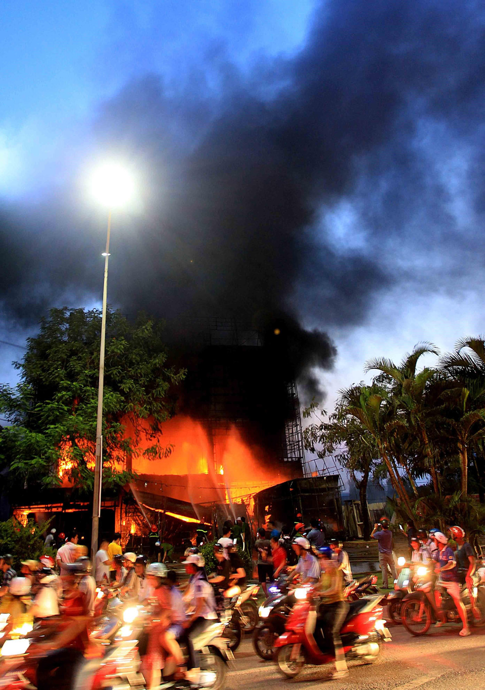 Theo thông tin ban đầu, đám cháy bùng phát từ tầng 1, sau đó lan rộng. (Ảnh: An Đăng/TTXVN)