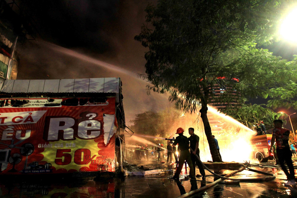 Toàn bộ cửa hàng điện máy đã bị thiêu rụi. (Ảnh: An Đăng/TTXVN)