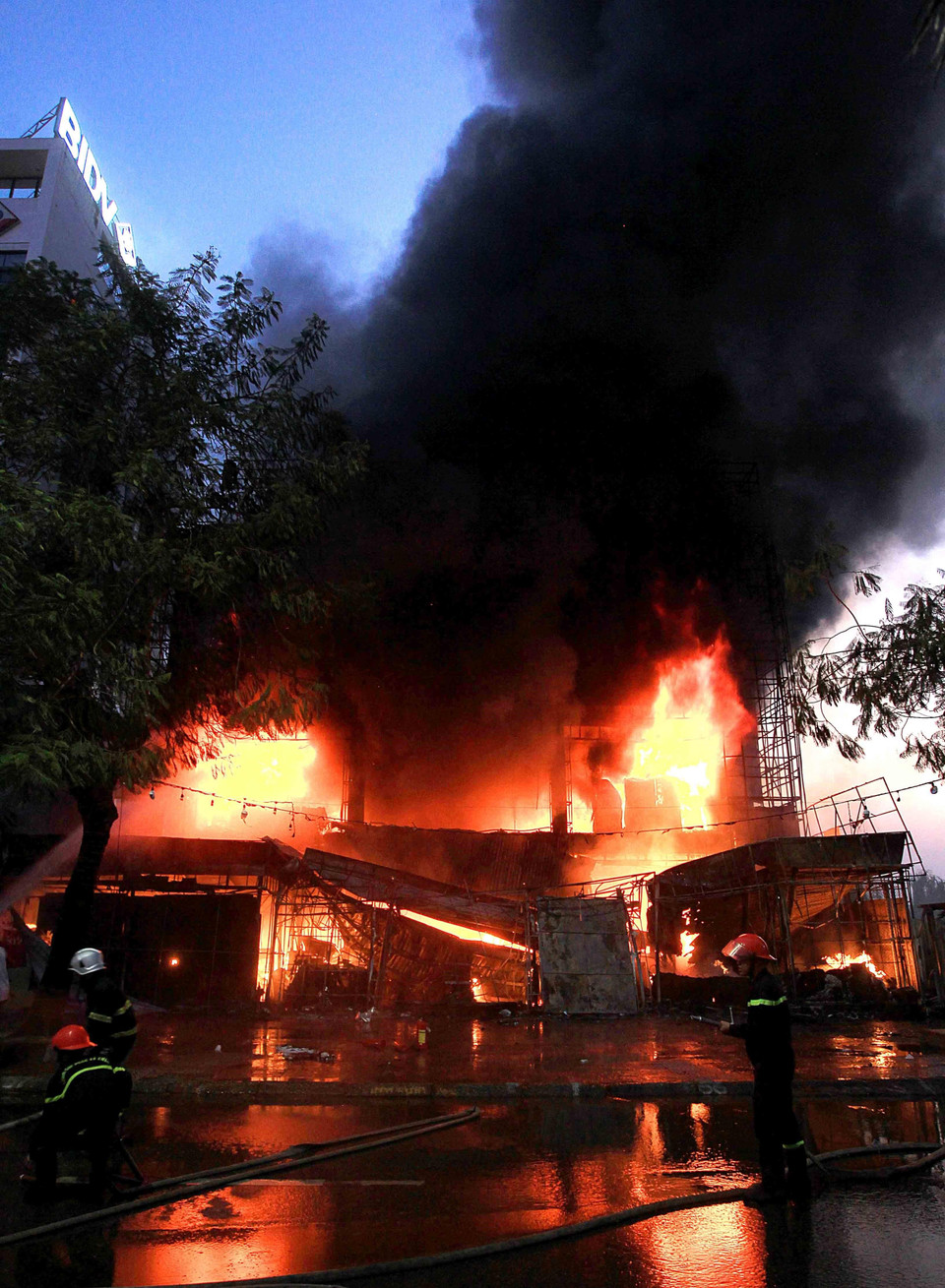 Các lực lượng chức năng đang dập lửa tại hiện trường. (Ảnh: An Đăng/TTXVN)