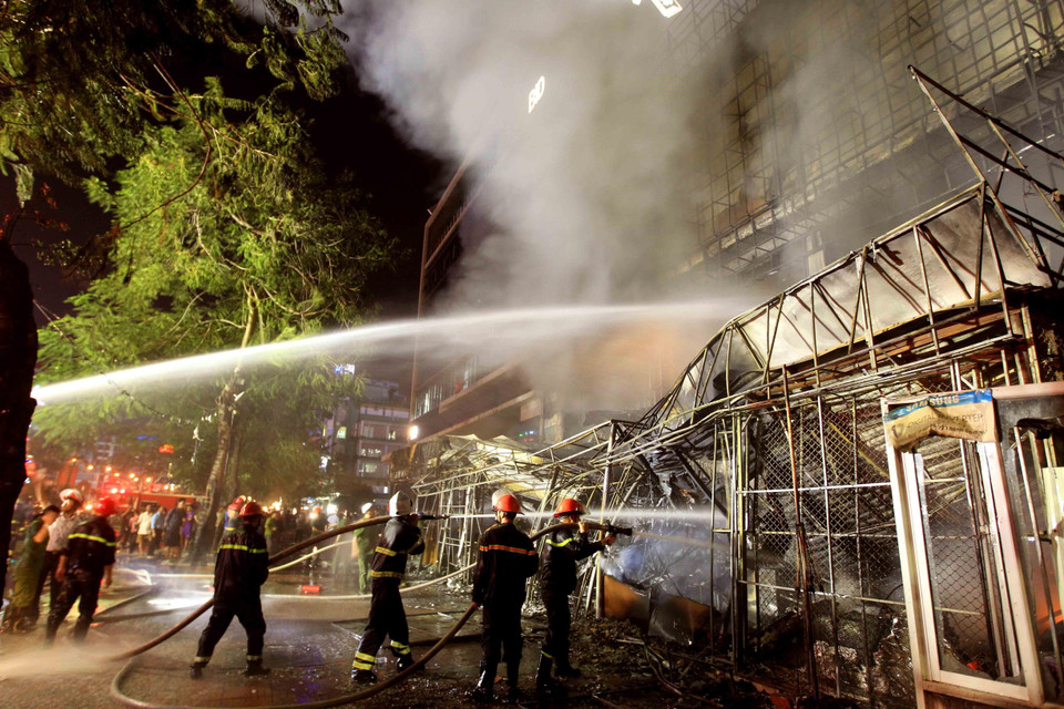 Toàn bộ cửa hàng điện máy đã bị thiêu rụi. (Ảnh: An Đăng/TTXVN)