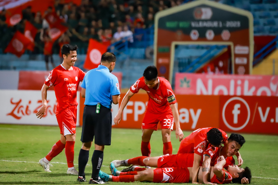 Tuy nhiên ngay sau tình huống hy hữu trên khán đài, Dương Văn Hào đặt lòng cận thành nâng tỷ số lên 3-0, gần như đánh sập tinh thần của đội bóng xứ Nghệ. (Ảnh: Hoài Nam/Vietnam+)