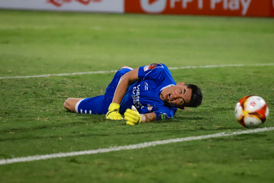 Thủ môn Văn Việt bên phía Sông Lam Nghệ An dù thi đấu rất nỗ lực song không để giúp đội bóng chủ quản tránh khỏi trận thua đậm. (Ảnh: Hoài Nam/Vietnam+)