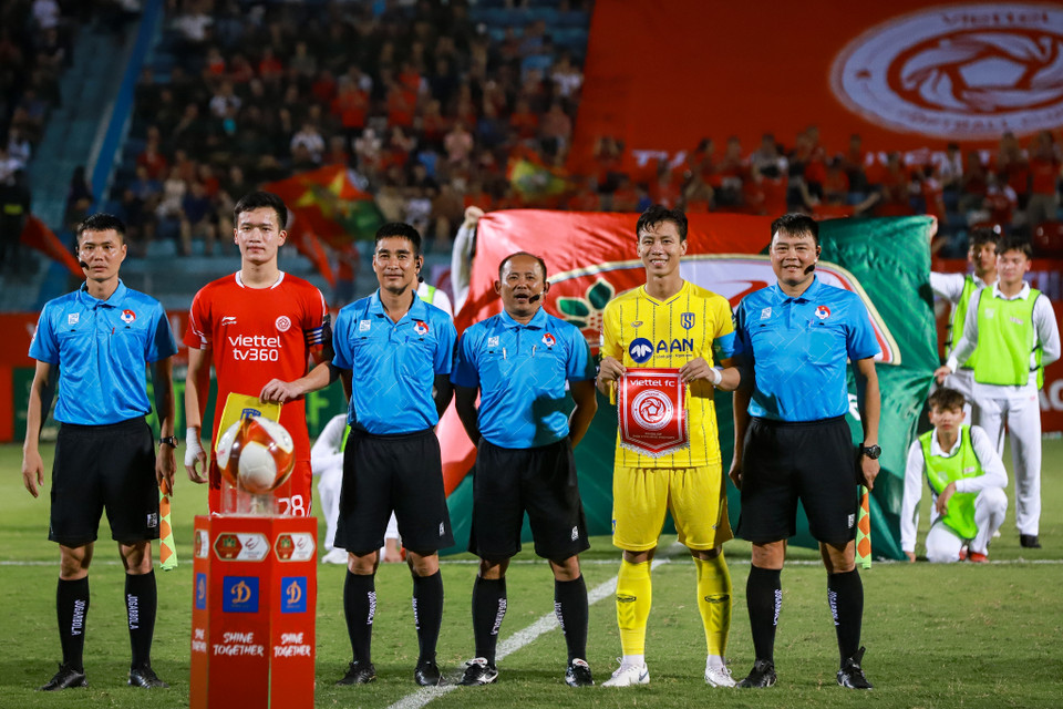 Do cùng "trắng tay" ở vòng 9 và cần điểm để cải thiện vị trí trên bảng xếp hạng, cả Viettel và Sông Lam Nghệ An đều bước vào trận đấu muộn nhất ở vòng 10 V-League với quyết tâm cao độ. (Ảnh: Việt Anh/Vietnam+)