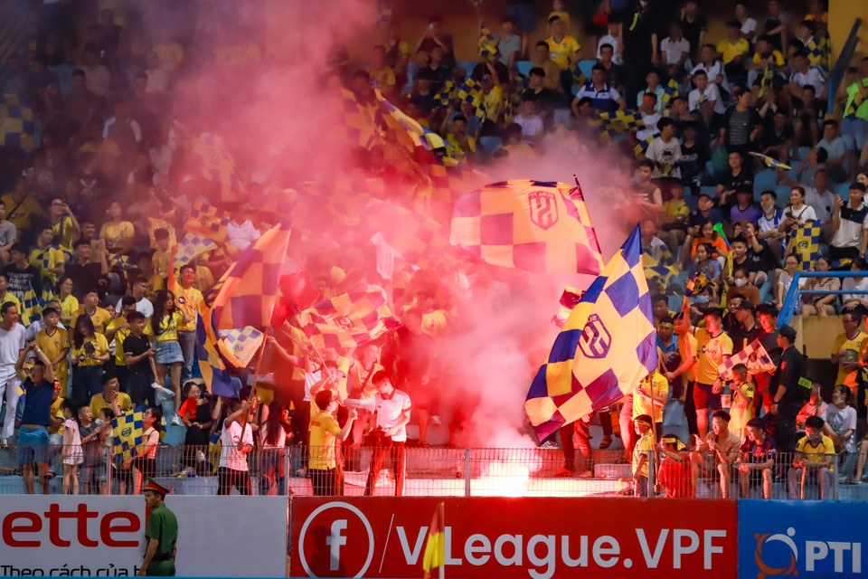 Trên khán đài, các cổ động viên xứ Nghệ tiếp lửa cho đội bóng con cưng với màn trình diễn đốt pháo sáng. (Ảnh: Việt Anh/Vietnam+)