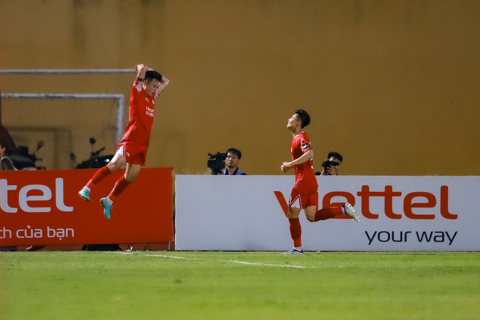 Phút 39, Đức Chiến đã có bàn thắng mở tỷ số cho Viettel sau một pha bóng lộn xộn trong vòng cấm. (Ảnh: Việt Anh/Vietnam+)