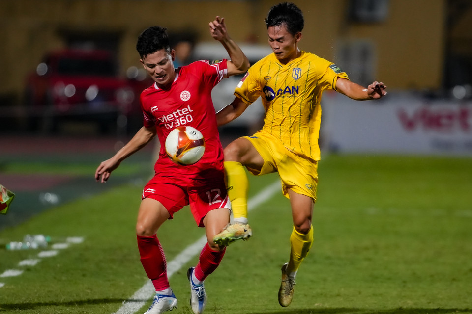 15 phút đầu trận, hai đội tạo ra thế trận cân bằng và đôi công ăn miếng trả miếng. (Ảnh: Việt Anh/Vietnam+)