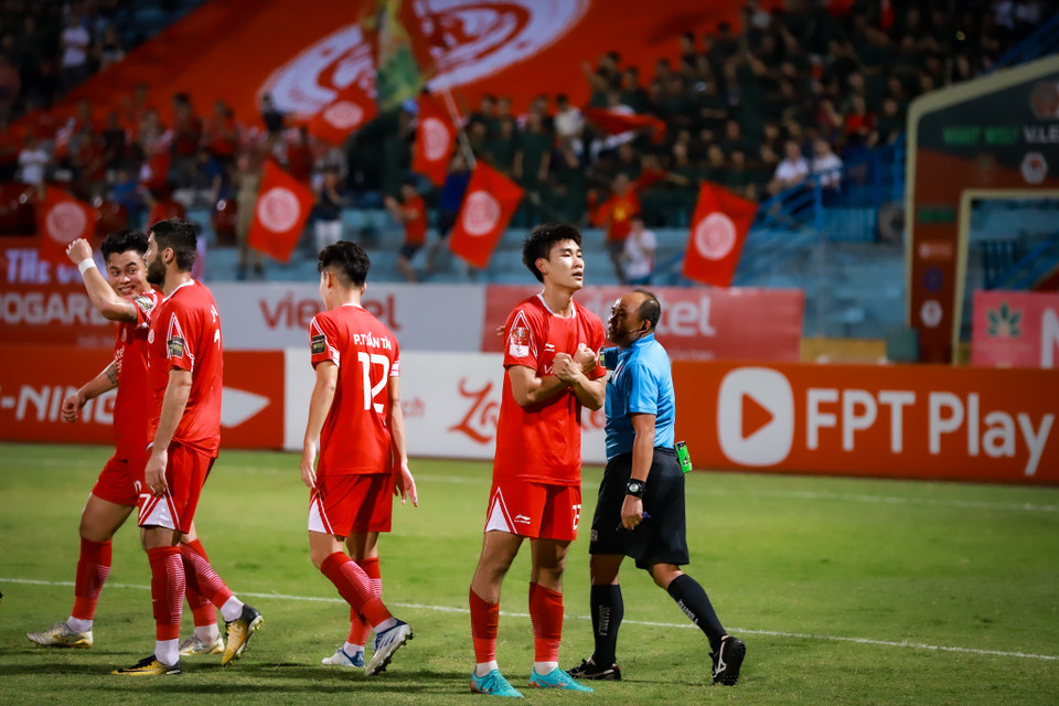 Đầu hiệp 2, tiền đạo Nhâm Mạnh Dũng nhân đôi cách cho Viettel với tình huống vượt qua thủ thành Văn Việt để đệm bóng vào lưới. (Ảnh: Hoài Nam/Vietnam+)