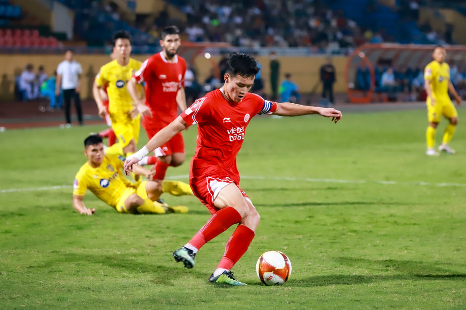 Hoàng Đức đánh dấu ngày thi đấu chói sáng với pha kiến tạo thành bàn thứ ba trong trận đấu. (Ảnh: Việt Anh/Vietnam+)