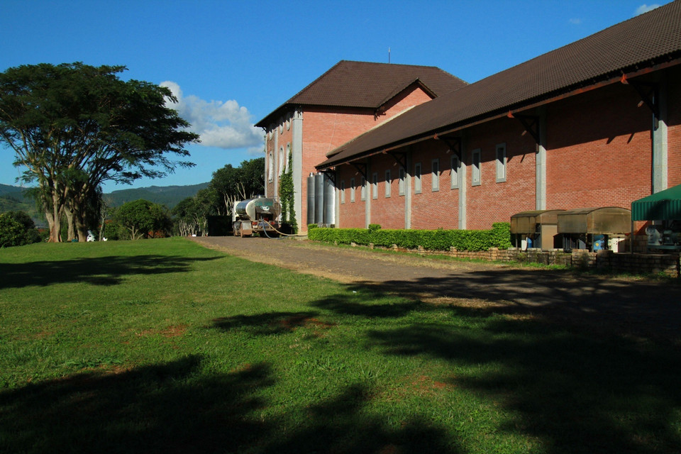 Công ty Dalat Milk mới đi vào hoạt động vài năm trở lại đây nhưng được xây theo lối kiến trúc Pháp độc đáo. (Ảnh: Xuân Mai/Vietnam+)