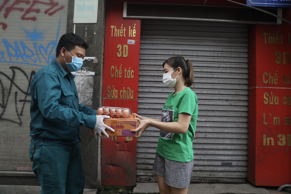  Các hộ trong khu vực phong tỏa tạm thời được hỗ trợ mỳ tôm và trứng. (Ảnh: Minh Quyết/TTXVN)
