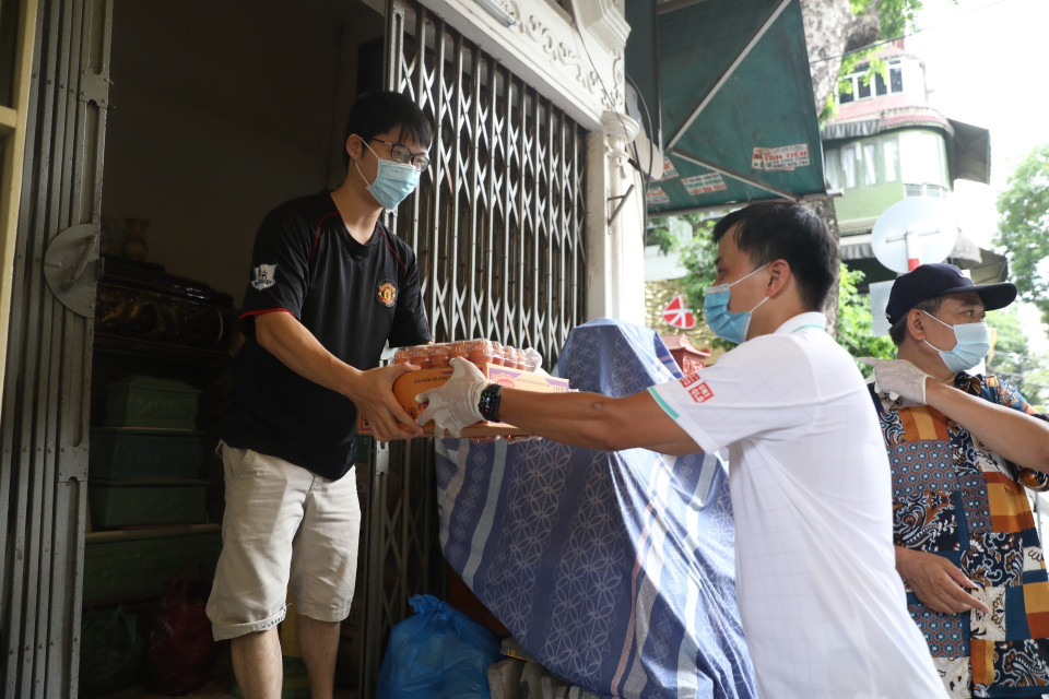 Hỗ trợ mỳ tôm và trứng cho các hộ trong khu vực phong tỏa tạm thời. (Ảnh: Minh Quyết/TTXVN)