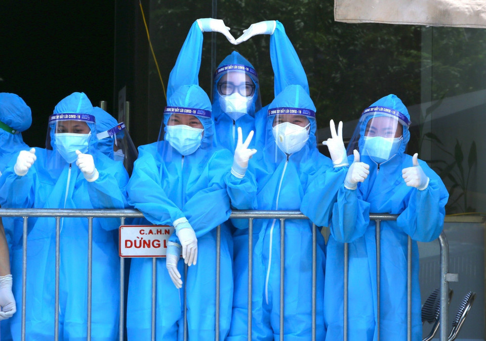 Sự lạc quan chiến thắng dịch bệnh của các y, bác sỹ tuyến đầu.(Ảnh: Hoàng Hiếu/TTXVN)