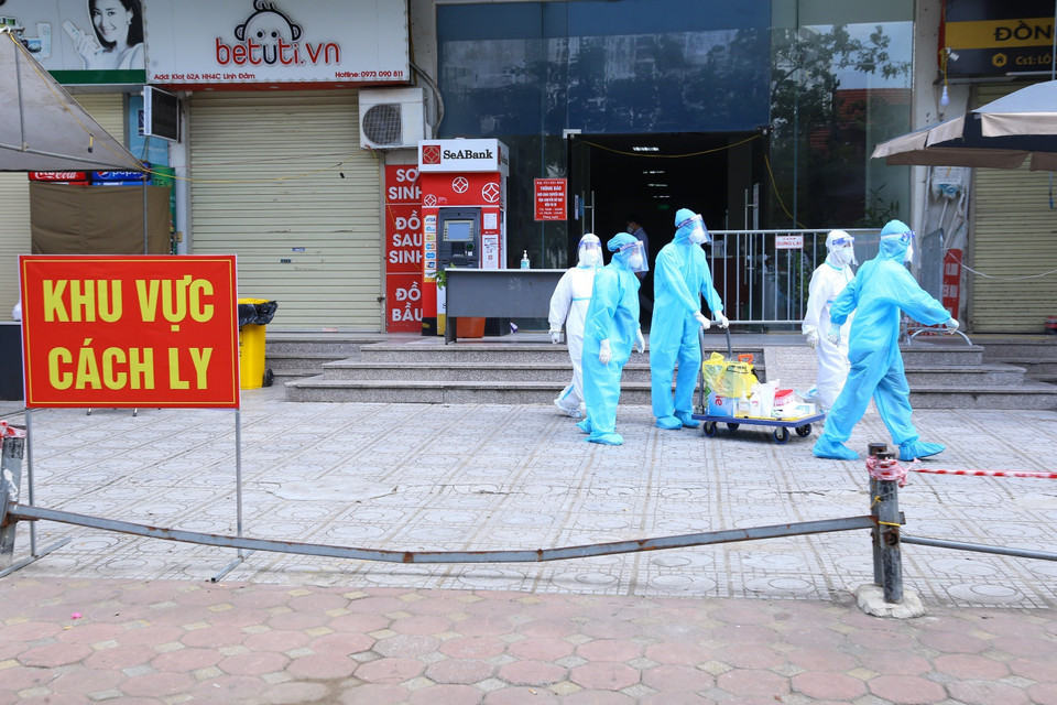 Lực lượng y tế chuẩn bị lấy mẫu xét nghiệm. (Ảnh: Hoàng Hiếu/TTXVN)