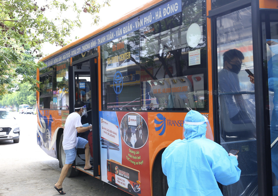 Người dân tòa nhà HH4C Linh Đàm tiếp xúc gần với người nhiễm COVID-19 được đưa đi cách ly tập trung lúc 12h25’ ngày 20/8. (Ảnh: Hoàng Hiếu/TTXVN)