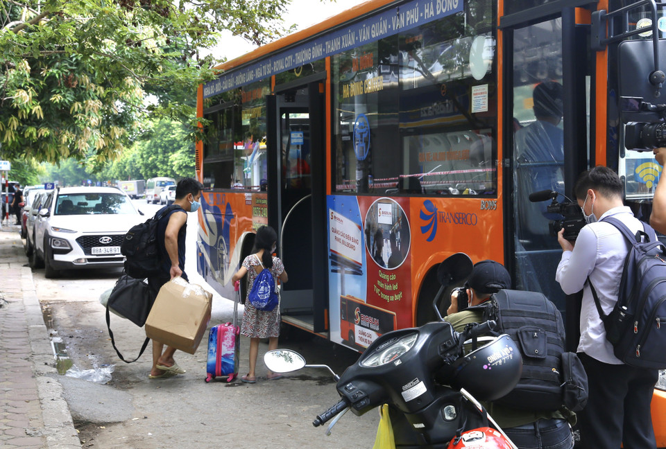 Người dân tòa nhà HH4C Linh Đàm tiếp xúc gần với người nhiễm COVID-19 được đưa đi cách ly tập trung lúc 12h25’ ngày 20/8. (Ảnh: Hoàng Hiếu/TTXVN)