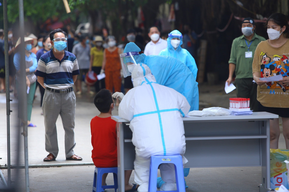 Tổ chức lấy mẫu xét nghiệm sàng lọc COVID-19 cho toàn bộ cư dân tòa nhà HH4C, sáng 20/8. (Ảnh: Hoàng Hiếu/TTXVN)