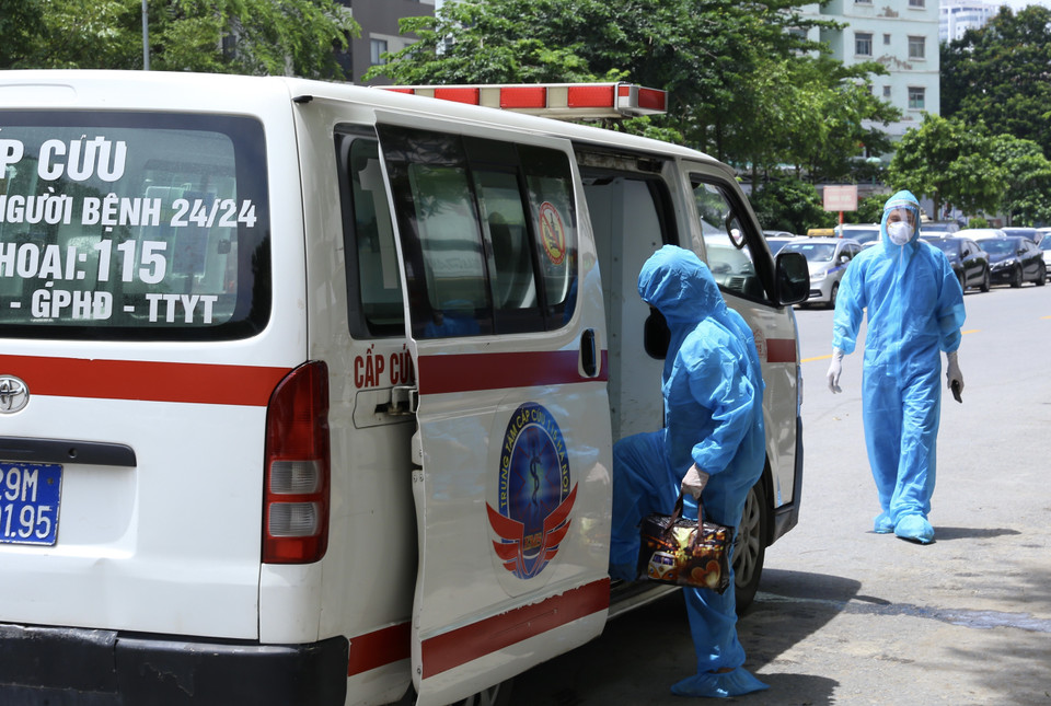 12h30 ngày 20/8, lực lượng chức năng đưa người bị nhiễm COVID-19 tại tòa nhà HH4C đi chữa trị. (Ảnh: Hoàng Hiếu/TTXVN)