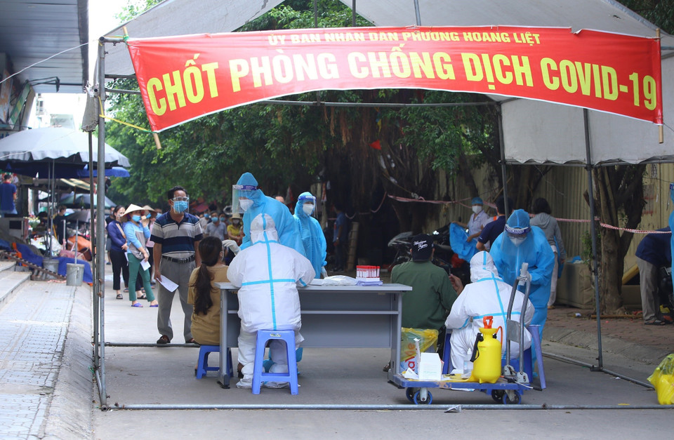 Rất đông người dân tòa nhà HH4A chờ lấy mẫu xét nghiệm sàng lọc COVID-19, sáng 20/8. (Ảnh: Hoàng Hiếu/TTXVN)