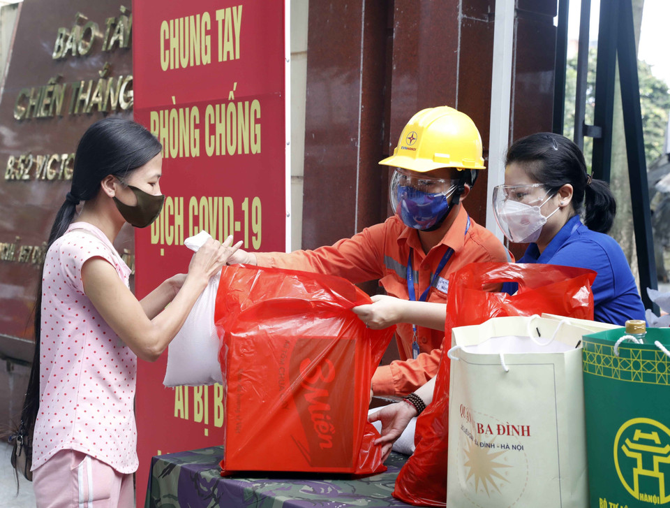 Gian hàng do Cục Chính trị, Bộ Tư lệnh Thủ đô phối hợp với Ủy ban MTTQ Việt Nam quận Ba Đình, Công ty Điện lực Hà Nội và các nhà hảo tâm tổ chức. (Ảnh: Trần Việt/TTXVN)